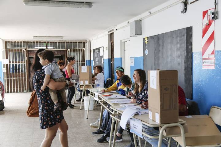 ¿Guiño a La Libertad Avanza? La Junta electoral bonaerense flexibilizó los requisitos de fiscalización para las fuerzas más chicas