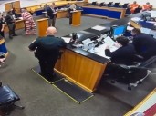 Video: Un preso corrió para atacar al juez, la policía lo derribó, pero no pudo impedir un repugnante momento