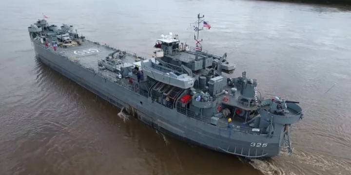 LST 325 arrives for Cape Girardeau visit during annual cruise