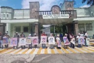 Padres de los 43 normalistas de Ayotzinapa protestan frente al Campo Militar No.1