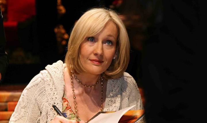 J.K. Rowling le tira por redes sociales a Emma Watson por desacuerdo sobre los trans