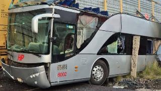 Arrolla tren a autobús en Atlacomulco; mueren 8 personas