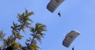 Salto libre de 21 paracaidistas marcará inicio de la Parada Militar 2025: por primera vez una funcionaria participará