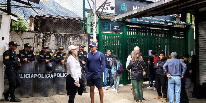 Turistas extranjeros expresan su decepción por los conflictos que afectan la imagen y prestigio de Machu Picchu