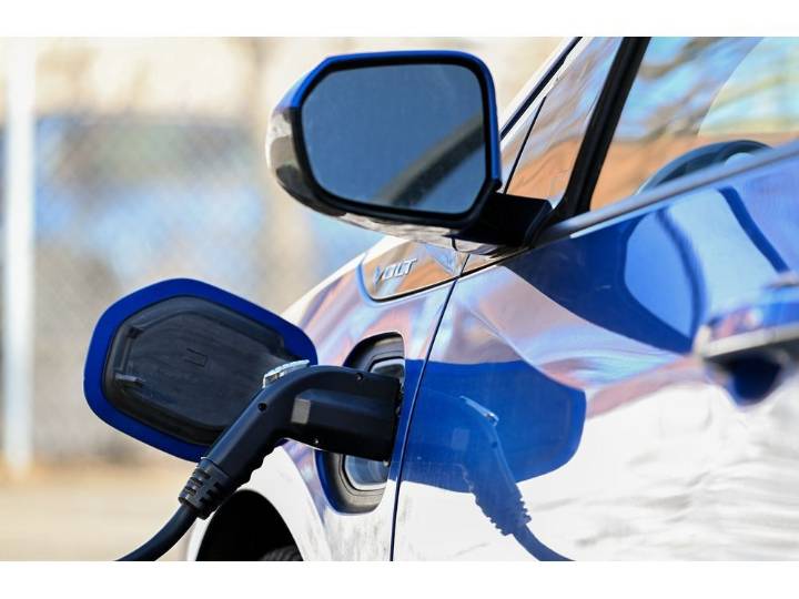 Canada to stall electric vehicle rules to boost auto sector