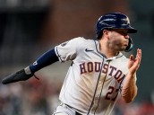 Altuve y Ronald Acuña dieron jonrones en partido que ganó Astros a Bravos 11
