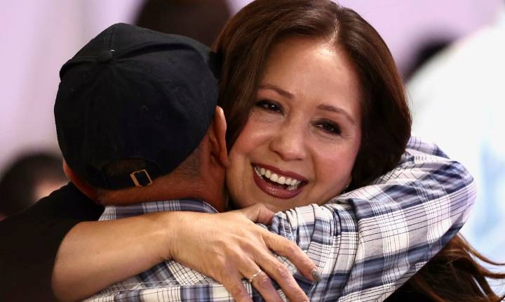 Adelita Grijalva gana la elección al Congreso para llenar la vacante que dejó la muerte de su padre, Raúl Grijalva