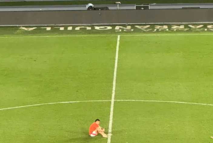 El adiós silencioso de James Rodríguez en Barranquilla: una imagen para el recuerdo