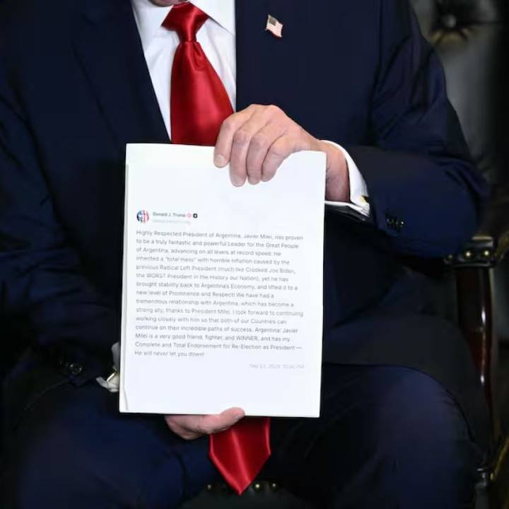 Cumbre en Nueva York: el encendido tuit de Donald Trump que Javier Milei exhibió como un trofeo, impreso en tamaño gigante