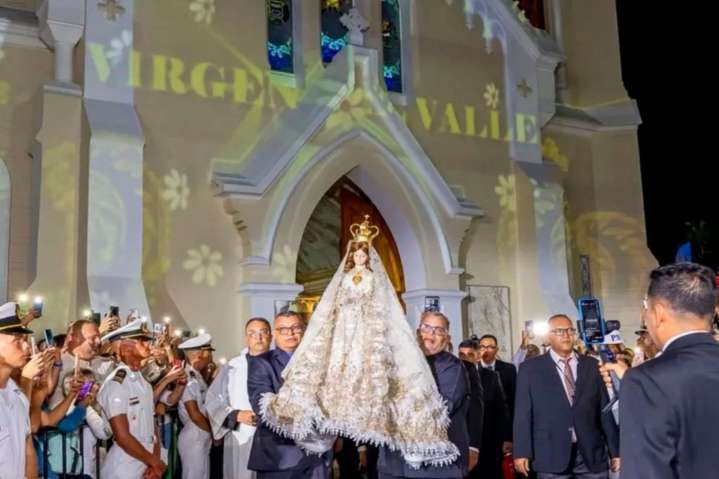VIDEO | Miles de fieles en Margarita honran a la Virgen del Valle en su tradicional bajada #3Sep