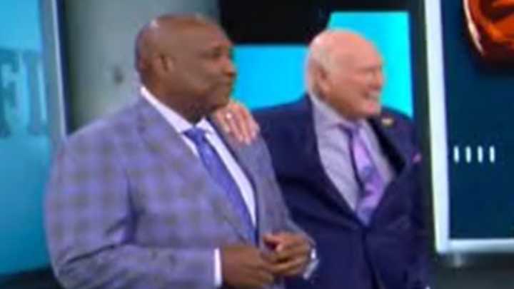 Terry Bradshaw turns to Curt Menefee for help after making embarrassing error live on Fox NFL Sunday