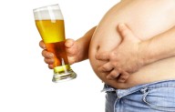 "Altera el sueño". Un especialista reveló si consumir alcohol fija o no las grasas en el cuerpo