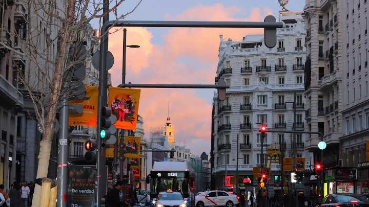 Atrincherado un hombre que amenaza con causar una explosión en la Gran Vía de Madrid