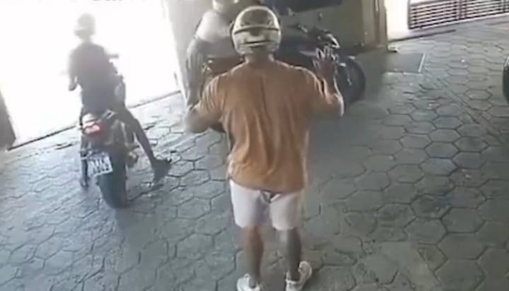 Pareja llega a motel para echar pata, pero termina siendo asaltada a punta de pistola