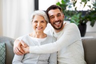¿Tus hijos adultos siguen viviendo contigo? Quizás deberías dejar de apoyarlos