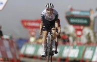 Joao Almeida conquista L’Angliru, pero Vingegaard resiste y mantiene La Roja en La Vuelta 25
