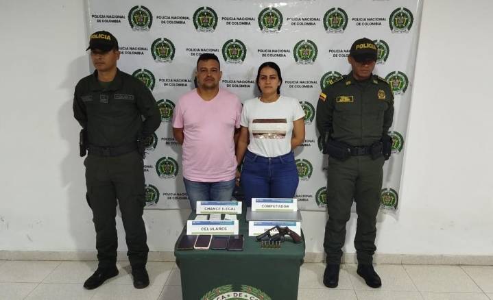¿Qué iban a hacer? Un hombre y una mujer llevaban arma de fuego en carro