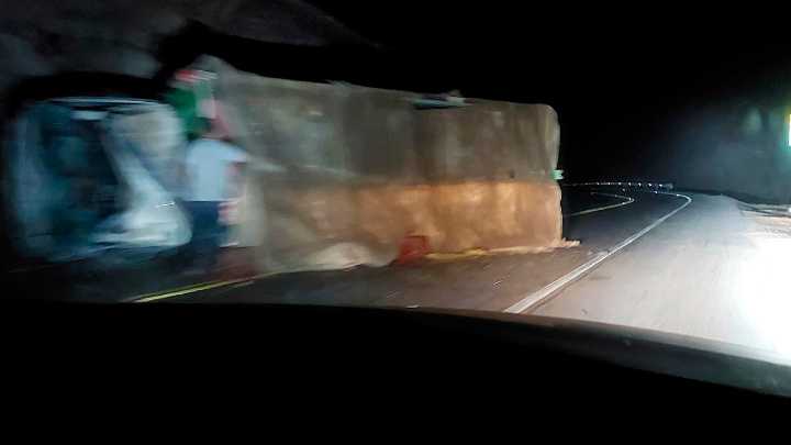 Fallece conductor y dos venezolanos que se treparon a tráiler en la Quebrada del Toro