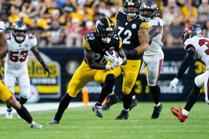 Steelers rookie running back benched after kickoff return gaffe