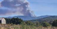 Los medios de extinción luchan por evitar que un incendio en la Serra do Xurés entre en Ourense
