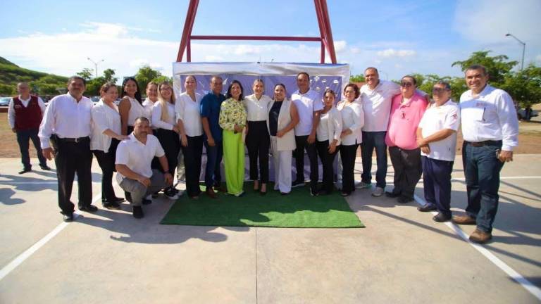 En ceremonia de Lunes Cívico, Secundaria Federal 9 de Mazatlán su nueva cancha de usos múltiples
