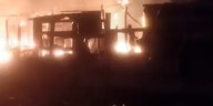 Un impactante incendio arrasó con tres casas en un barrio de Mendoza: los bomberos denunciaron que fueron agredidos