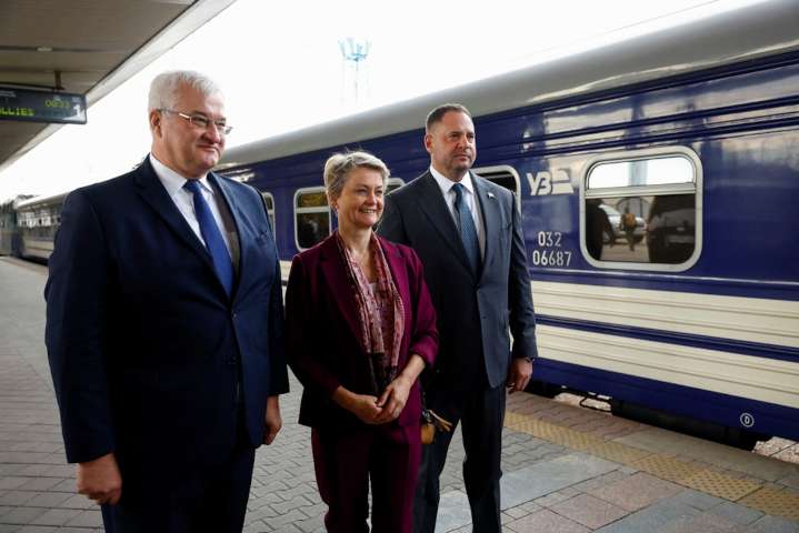 France sends jets to Poland, the UK ramps up sanctions in a signal to Russia not to escalate