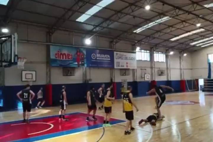 Batahola y sanciones. Codazo a la nuca y pisotón a la cabeza: impactante agresión en el torneo Básquet Entre Amigos