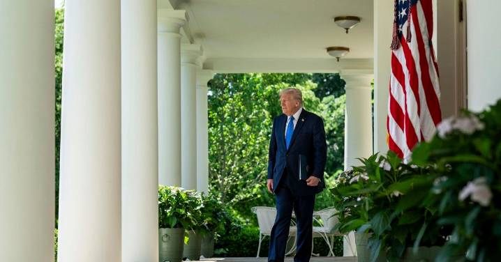 Trump anuncia la muerte de once "terroristas" en un ataque contra una embarcación con drogas