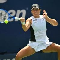 Swiatek sinks Alexandrova to book US Open quarter