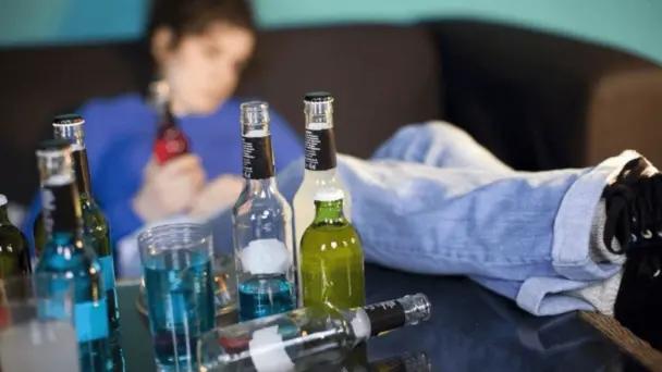 Permitir alcohol en casa eleva riesgo de abuso en la adultez