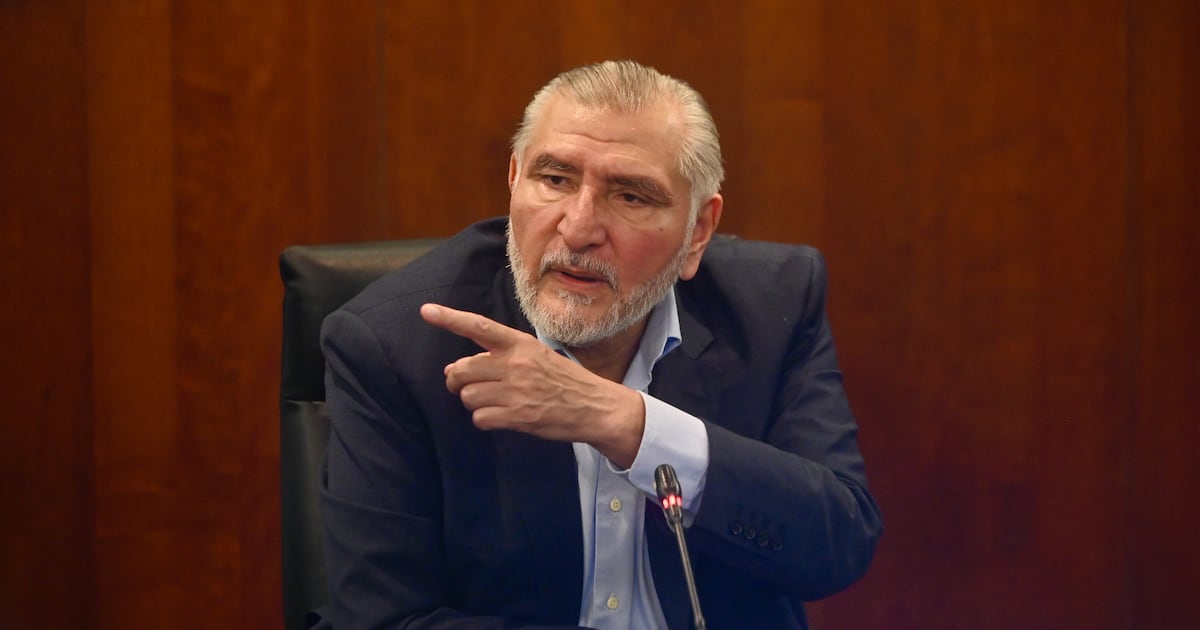 Adán López niega conflicto de interés por dar servicio a una empresa; señala que no era funcionario