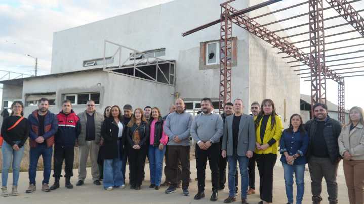 Municipio de la localidad de Caleta Olivia firmó el contrato para la culminación del cuartel de bomberos N° 28