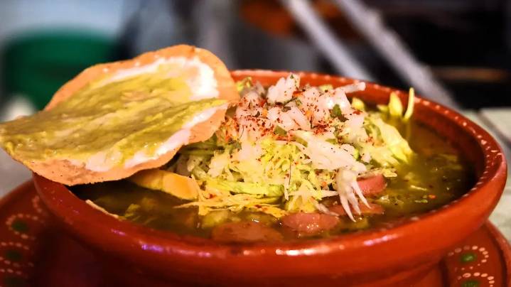 Familias gastan entre 2 mil 500 a 3 mil pesos en preparar pozole para una cena mexicana