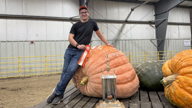 Johnstown, Ont., teen shatters local pumpkin record with 500