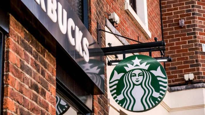 Starbucks anuncia cierres y despidos como parte de un plan para revivir la cadena de cafés