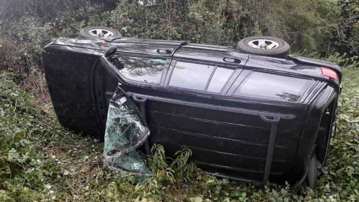 Accidente mortal en Langreo: muere un hombre al volcar un todoterreno en una finca y su sobrino de 14 años y otro menor resultan heridos