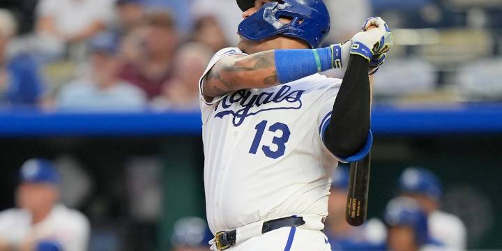 Royals score four in the eighth to snap Seattle’s 10