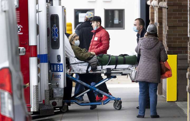 Un periodista hospitalizado tras empujón de agentes de ICE en detención en Nueva York