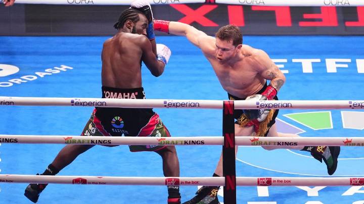 Crawford derrota a Canelo y hace historia como indiscutido