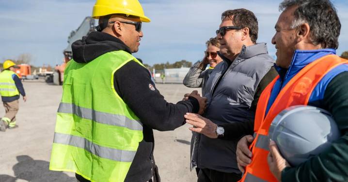 Weretilneck destacó la descarga de acero para los tanques del VMOS en el puerto de SAE: «Es impresionante»