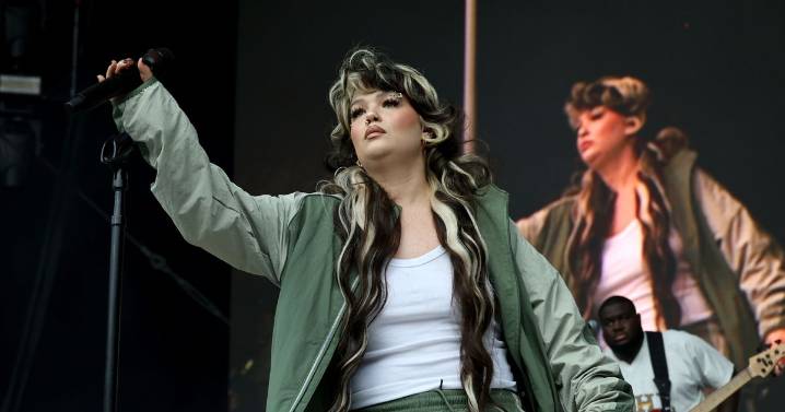 Lola Young cancels all future gigs after collapsing on stage while performing