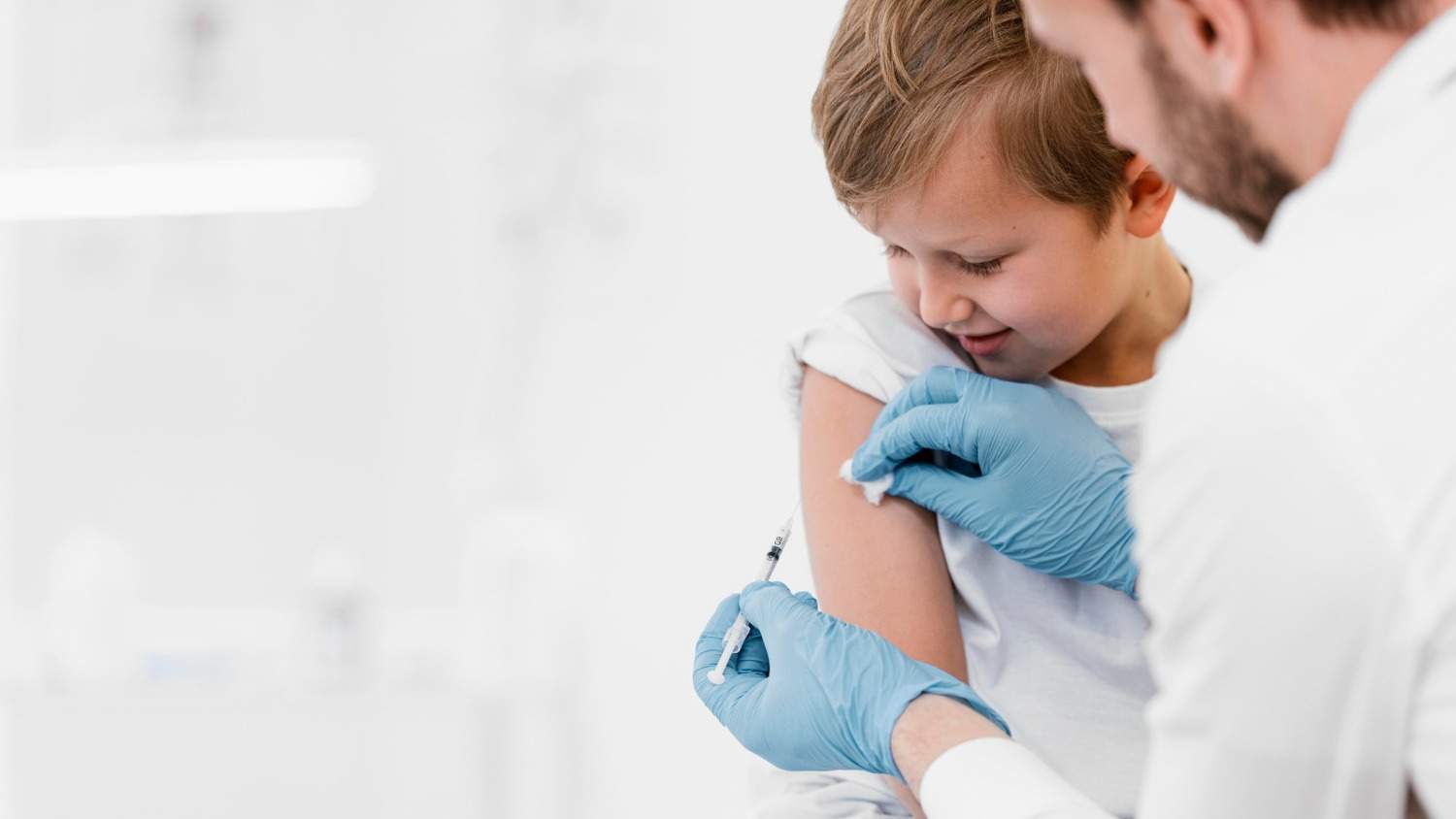 Vacunación antigripal entre los seis meses y los 17 años: qué recomiendan pediatras y vacunólogos