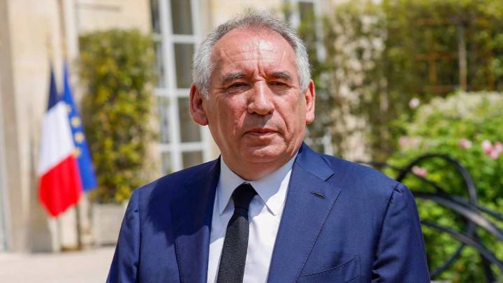 Macron en aprietos: su primer ministro pierde la moción de confianza en la Asamblea Nacional