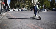 Conduce ebrio un vehículo de movilidad personal y atropella a una pareja de personas mayores