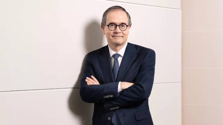 El CEO de Renault carga contra la burocracia en la UE: «El tsunami regulatorio impide bajar el precio de los coches»