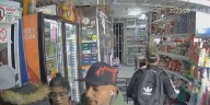 Violento atraco en Bogotá: cinco ladrones robaron dinero y productos en una tienda