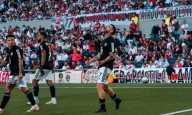 Deportivo Riestra venció 2-1 a River en el Monumental y se afianzó como líder del Grupo B