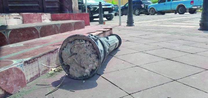 Los postes coloniales son víctimas del caos vial