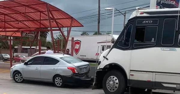 Camión de personal le pega a un automóvil